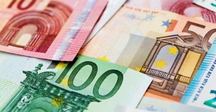 Ausgebreitete Geldscheine, in Höhe von zehn, fünfzig und hundert Euro
