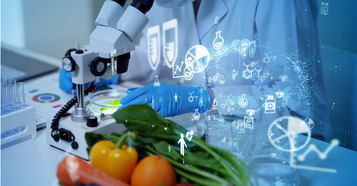 Eine Ernährungswissenschaftlerin sieht sich Analysen und Statistiken zu Lebensmitteln an